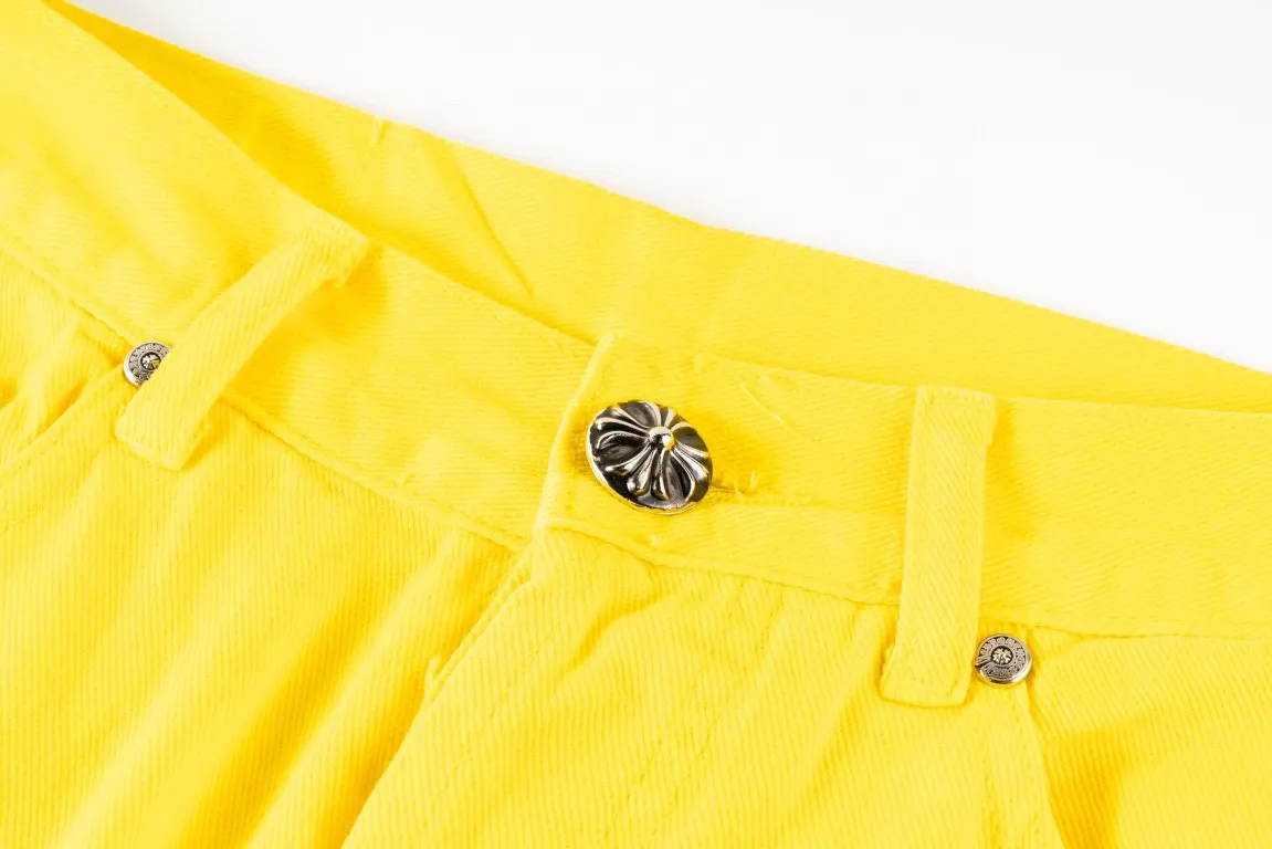 P270 New Chrome Hearts｜Cro Heart Fan Chengcheng’s same style of New York-limited large leather label dopamine yellow jeans. Charming dopamine personality jeans, indispensable for fashionistas. The same style for celebrities. A model touted by many bloggers. This new pair of pants is perfect in terms of shape and upper body. It is no exaggeration to say that making a pair of jeans is equivalent to the time of making 20 short-sleeved jeans. The fabric is made of high-quality imported denim. It has a unique high-end texture. I am very satisfied with it after washing and proofing several times. Style No.: 1613# Color: Yellow Size: 28 30 32 34